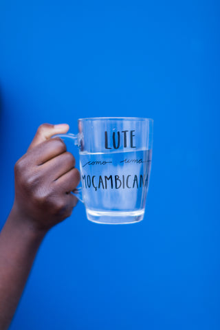 Caneca Artesanal Lute como uma Moçambicana